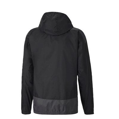 Die von hinten gezeigte teamGOAL 23 Training Rain Jacket Black hat lange Ärmel, eine Kapuze und ein dunkleres Band am Saum. Das minimalistische Design hat keine sichtbaren Logos oder Muster.