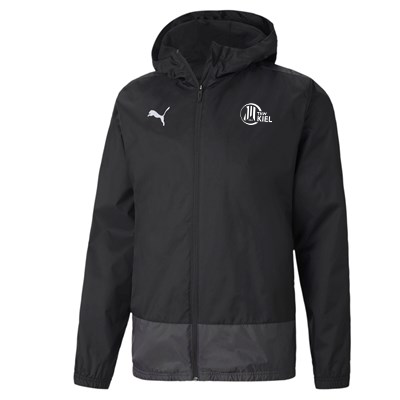 Die teamGOAL 23 Training Rain Jacket Black ist eine Kapuzenjacke mit Frontreißverschluss, weißem Puma-Logo auf der rechten Brust und einem runden weißen Kiel-Logo auf der linken Brust.