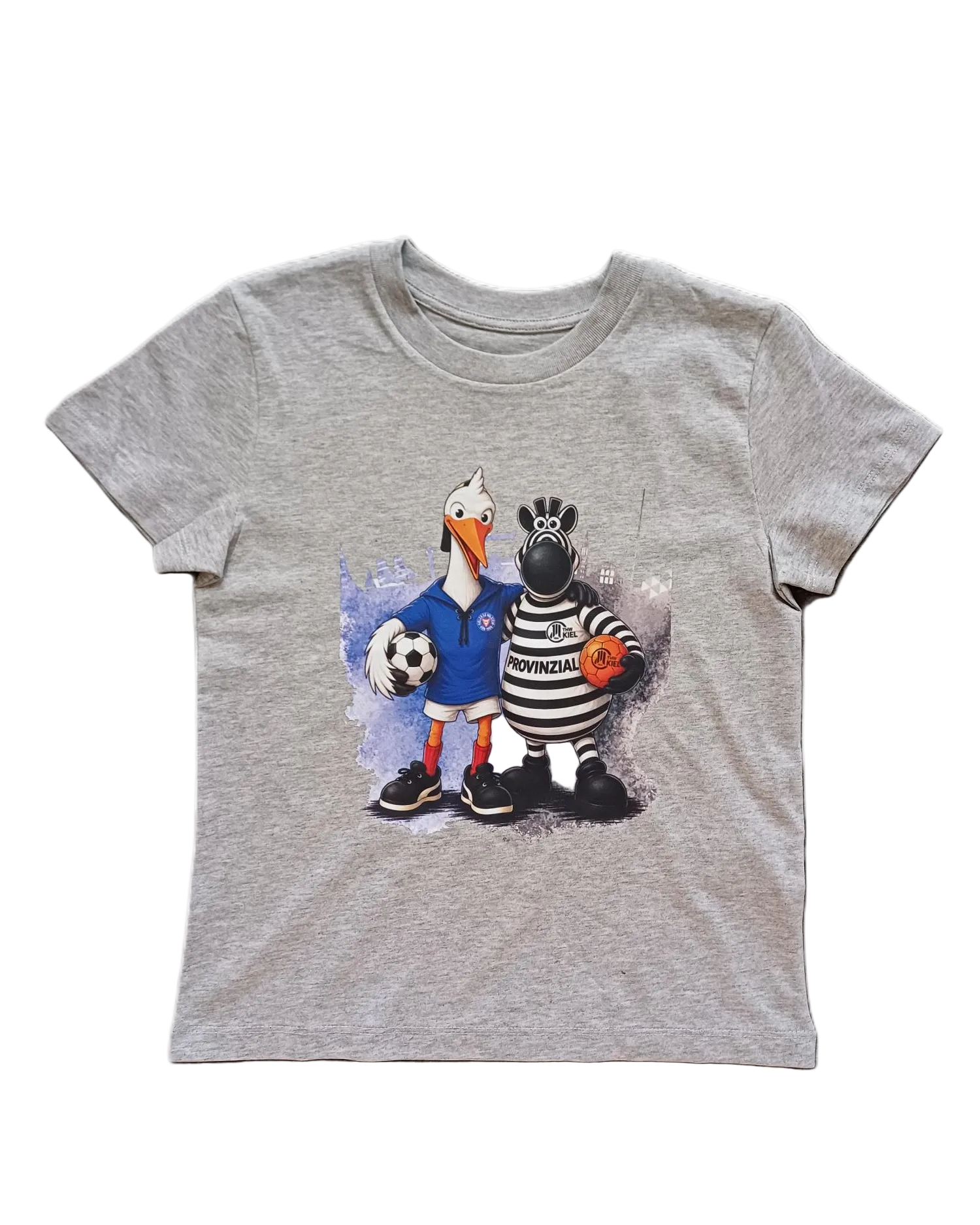 Das T-Shirt „Kids Holstein Kiel x THW Kiel“ ist grau und zeigt einen Holstein-Storch im Cartoon-Stil mit einem Fußball sowie ein THW-Zebra mit einem Basketball – beide in Sportkleidung – die gemeinsam vor einem blau-grauen Hintergrund stehen.