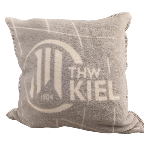 Das Kuschelkissen Bezug Linien grau-beige ist ein grau-beiger quadratischer Kissenbezug mit dem THW Kiel-Logo und weißer Schrift, mit leichten vertikalen und diagonalen Linien, aus weichem, anschmiegsamem Stoff für zusätzlichen Komfort.