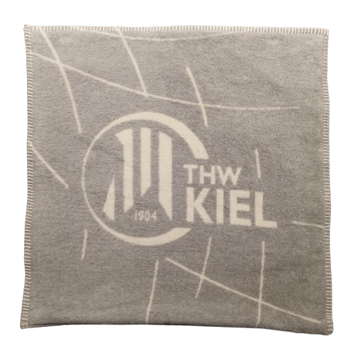 Das Kuschelkissen Bezug Linien grau-beige zeigt das THW Kiel-Logo, weiße geschwungene Linien und den Schriftzug "THW KIEL 1904" - aus weichem Stoff und im Format 50 x 50 cm.