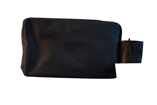 Die Kulturtasche BUCKLE schwarz ist eine kleine, rechteckige Stofftasche mit Reißverschluss, kurzem Tragegriff und dezentem Logo - ideal als kompakte THW KIEL Tasche oder praktische Sporttasche für unterwegs.