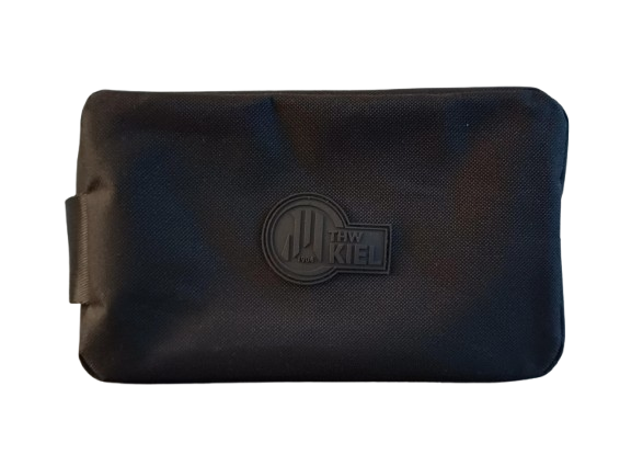Die Kulturtasche BUCKLE schwarz ist eine rechteckige schwarze Reißverschlusstasche mit einem 3D-Gummilogo des THW KIEL auf der Vorderseite - ideal, um kleine Dinge in Ihrer Sporttasche zu verstauen.