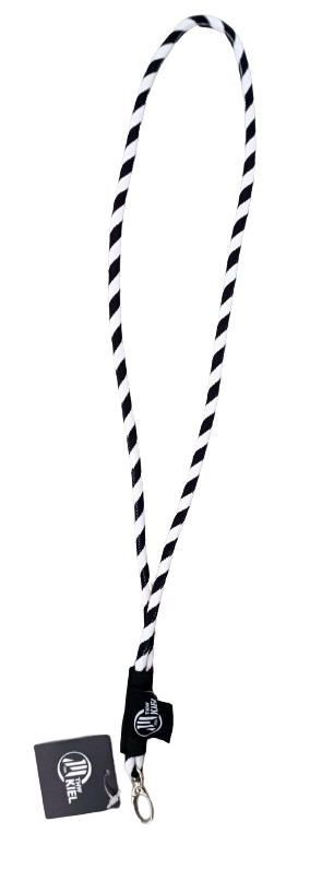 Das Schlüsselband Neopren schwarz-weiß ist schwarz-weiß gestreift, hat eine Metallschließe und ein schwarzes Schild mit dem THW Kiel Logo und weißem Text.