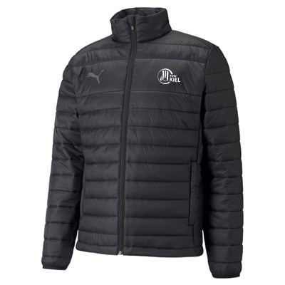 Die teamLIGA Light Jacket Black hat eine horizontale Steppung, einen Frontreißverschluss, einen hohen Kragen, ein Puma-Logo auf der rechten Brust und ein THW Kiel-Logo auf der linken Seite - ideal für Zebra-Fans.