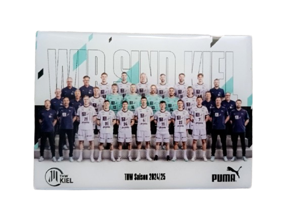 Der Magnet Mannschaft 2024-25 zeigt die Handballer des THW Kiel in weißen Trikots vor "WIR SIND KIEL" und Sponsorenlogos, bereit für die neue Saison - eingefangen in einem 56 x 78 mm großen Aluminiumrahmen.