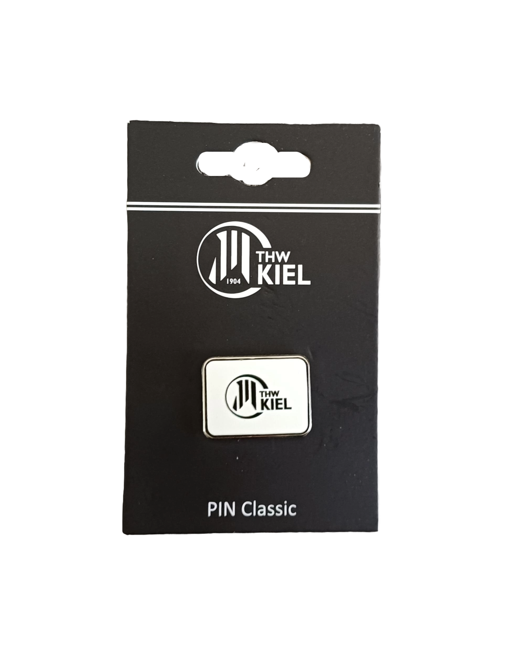 Der „Pin Classic“ ist ein rechteckiger THW-Kiel-Fan-Anstecker mit dem Vereinslogo und der Aufschrift „1904“ auf einer schwarzen Karte, die mit „THW KIEL“ und „PIN Classic“ beschriftet ist. Sowohl der Anstecker als auch die Karte sind in den typischen Schwarz-Weiß-Farben des THW Kiel gehalten.