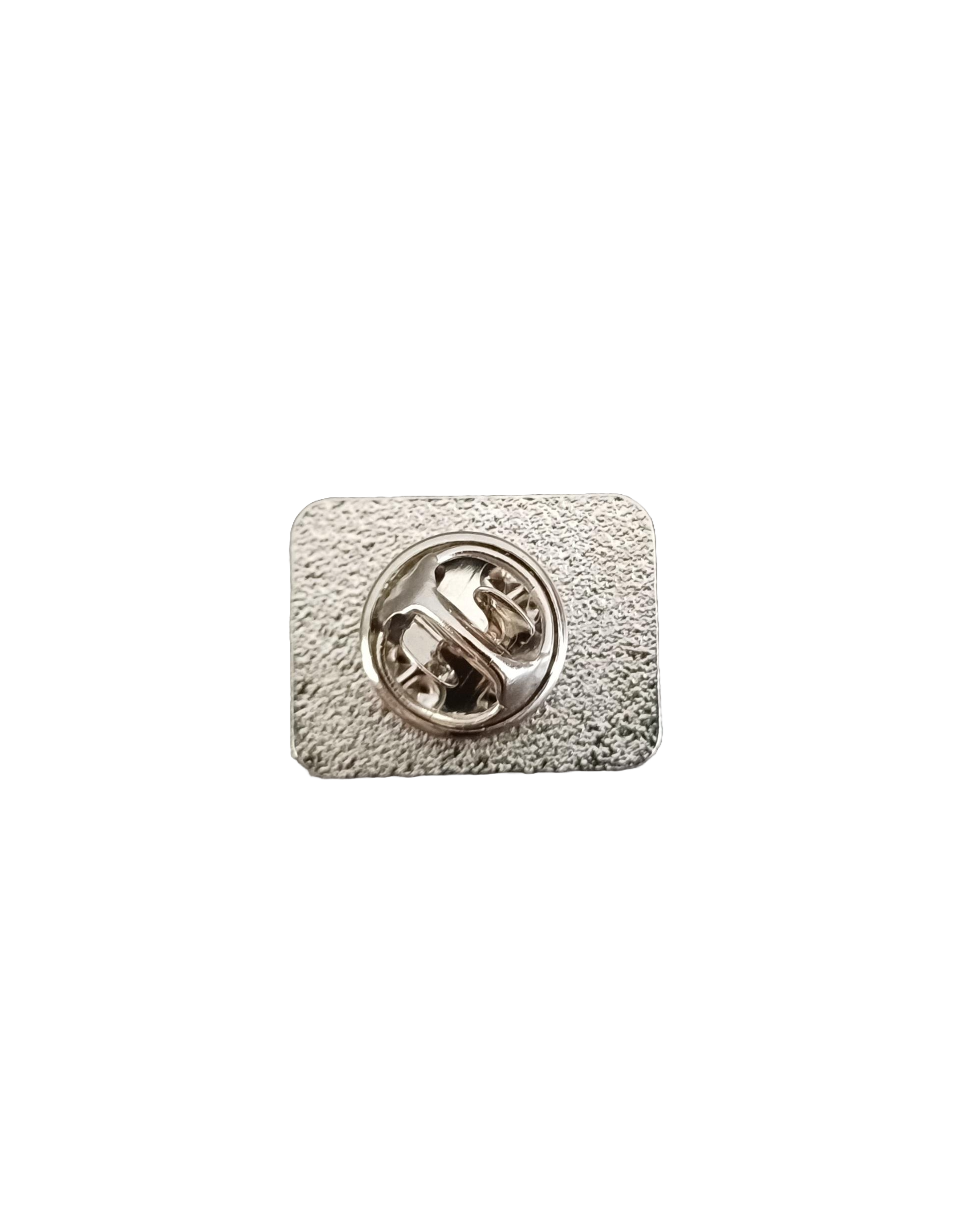 Die „Pin Classic“ ist eine rechteckige silberne Anstecknadel mit strukturierter Oberfläche und einem runden Schmetterlingsverschluss in der Mitte, abgebildet vor einem schlichten weißen Hintergrund.