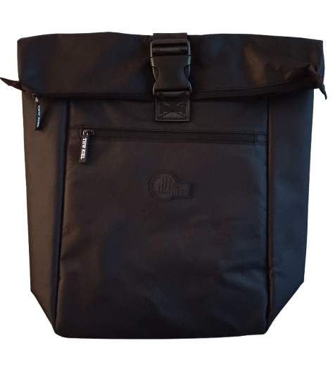 Der Rucksack BUCKLE schwarz im THW KIEL Design bietet Rolltop, Front-Reißverschlusstasche, großen Schnallenverschluss, dezentes Rundlogo und ein praktisches Laptop-Fach für optimalen Schutz unterwegs.