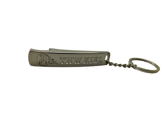 Der Schlüsselanhänger Flaschenöffner ist ein silberner Schlüsselanhänger mit eingraviertem Text und Logo, befestigt an einer kleinen Kette und einem Schlüsselring. Stilvoll und praktisch ist er perfekt für jeden THW KIEL Fan.