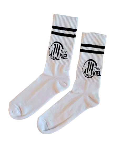 Ein Paar Sportsocken weiß in Besatzungslänge, mit zwei schwarzen Streifen im oberen Bereich und einem schwarzen THW Kiel 1904 Logo an den Seiten, aus hochwertiger Baumwolle.