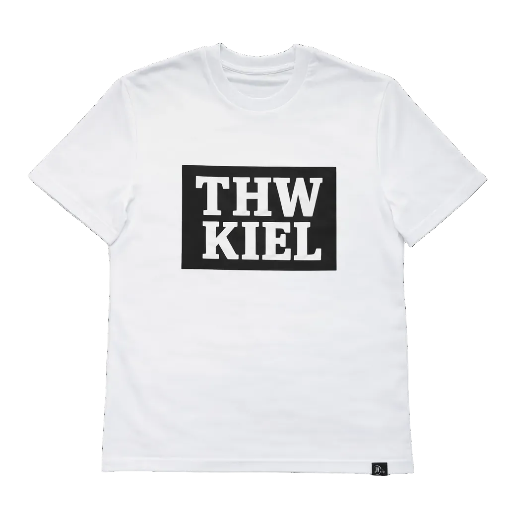 Das T-Shirt THW KIEL ist ein weißes Bio-Baumwollshirt mit schwarzem Rechteck auf der Brust und weißem THW KIEL-Schriftzug in Großbuchstaben.