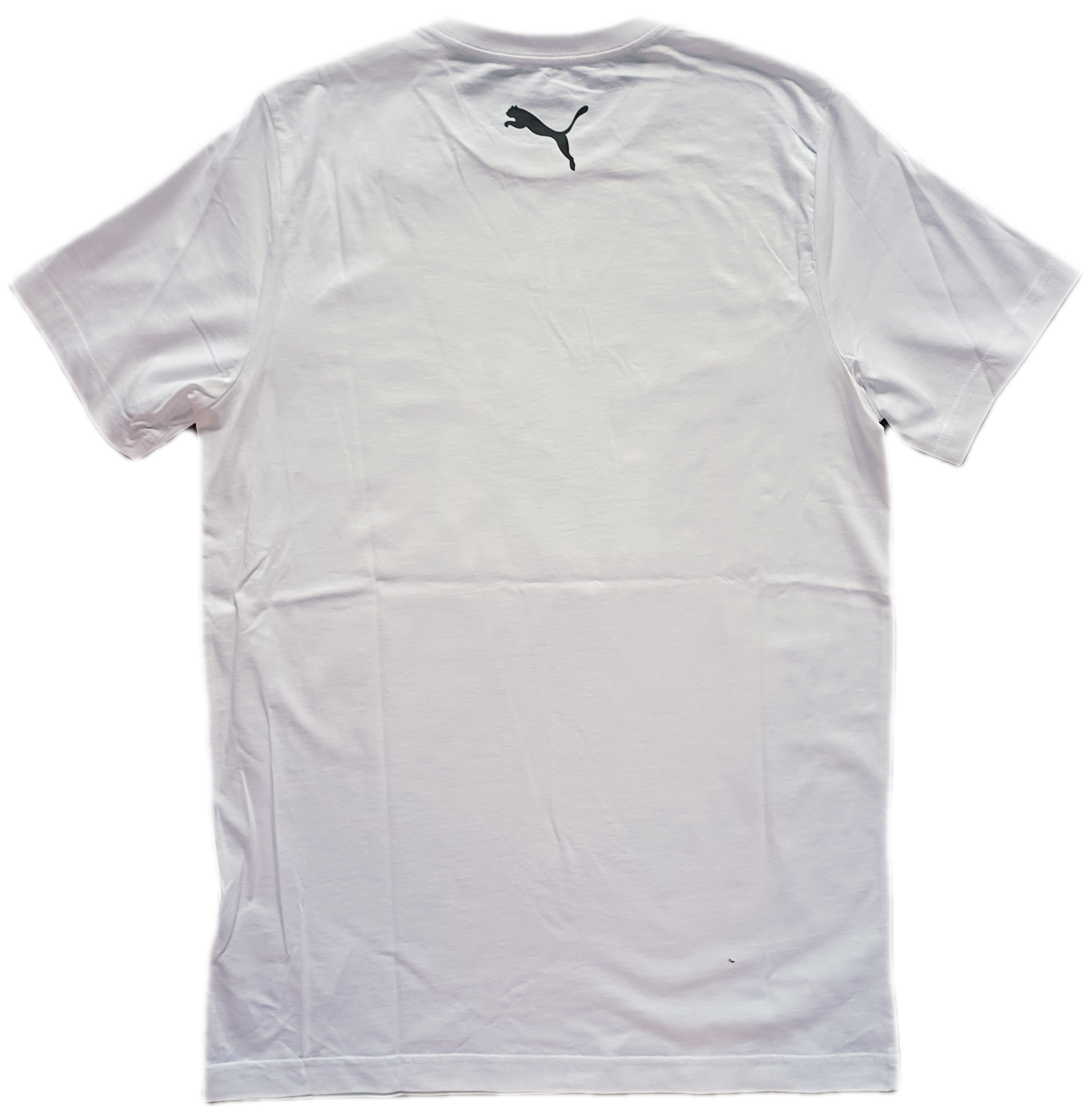 Das THW Kiel Tee Graffiti PUMA White ist ein schlichtes, weißes Kurzarm-T-Shirt mit einem kleinen, schwarzen Puma-Logo in der oberen Mitte des Halsausschnitts.
