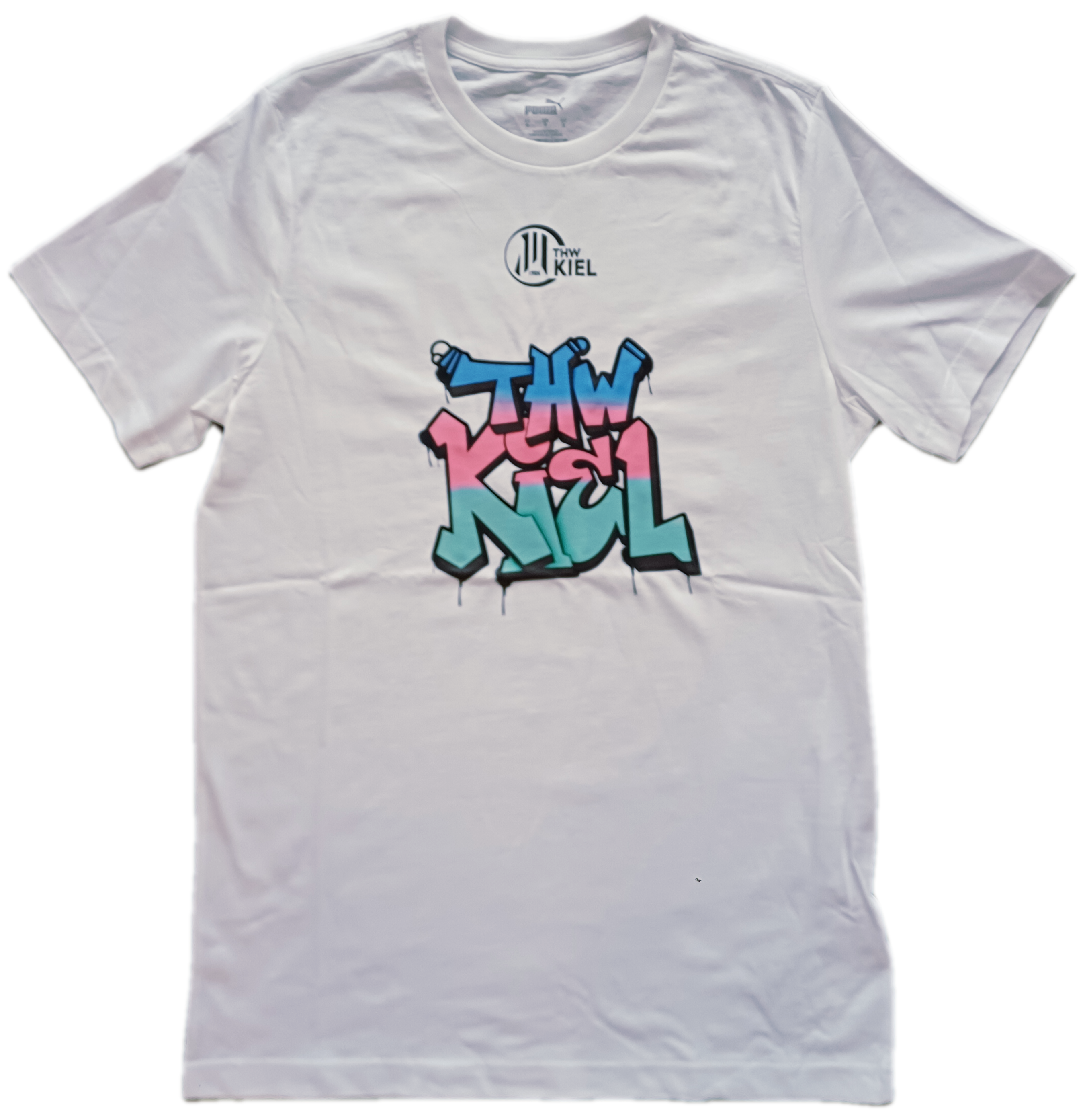Das THW Kiel Tee Graffiti PUMA White ist aus recycelter Baumwolle gefertigt und zeigt das Logo des Handballvereins auf dem Oberteil sowie einen auffälligen blauen und rosa Graffiti-Schriftzug "THW Kiel" auf der Brust.