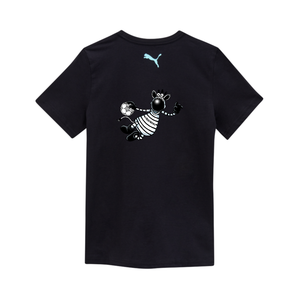 Das THW Kiel Tee Jr Black ist ein Fan-Shirt mit weißem Puma-Logo auf dem oberen Rücken und einem Cartoon-Zebra im gestreiften Trikot, das mit einem Fußball hüpft - ideal für alle leidenschaftlichen THW Kiel-Fans und T-Shirt-Sammler.