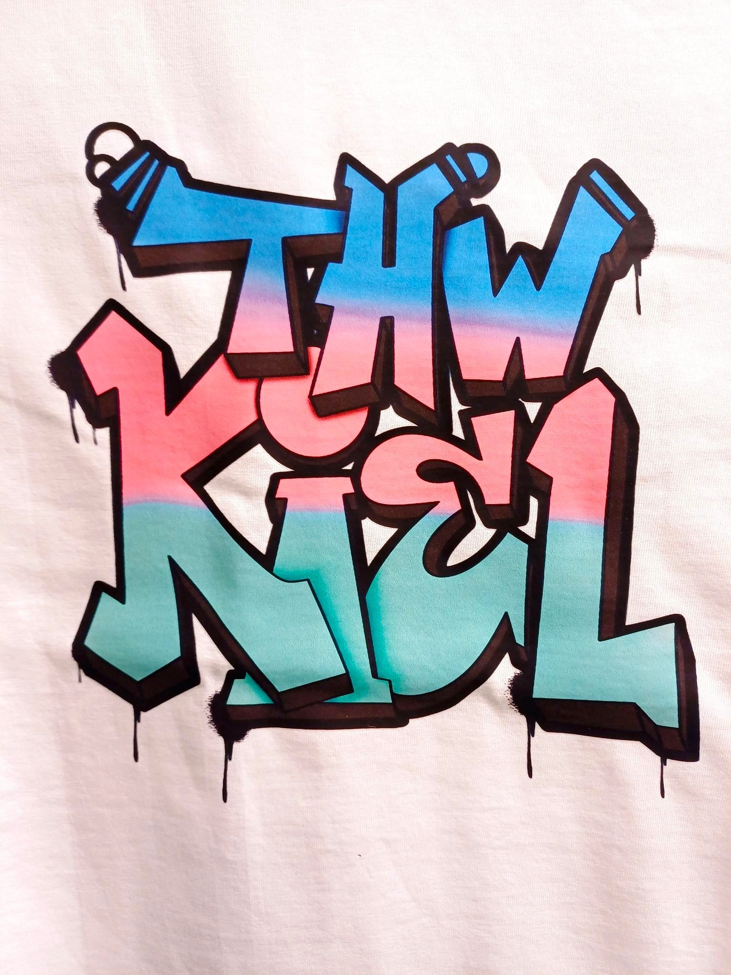 Der Graffiti-Schriftzug THW KIEL in fetten Buchstaben mit blauen, rosa und blaugrünen Farbverläufen und Farbtropfen ziert das PUMA White THW Kiel Tee - eine perfekte Wahl aus recycelter Baumwolle.