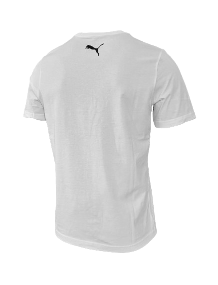 Das THW Kiel Tee Graffiti PUMA White ist ein schlichtes weißes Kurzarm-T-Shirt mit einem kleinen schwarzen Puma-Logo im Nackenbereich. Es ist aus recycelter Baumwolle gefertigt und kombiniert klassischen Stil mit Nachhaltigkeit.