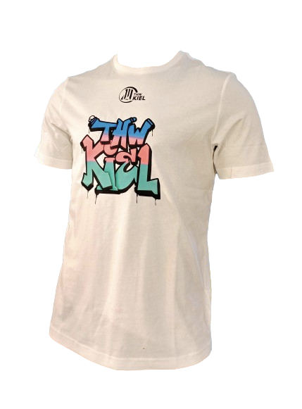 Das THW Kiel Tee Graffiti PUMA White ist ein weißes Kurzarm-T-Shirt aus recycelter Baumwolle mit einem bunten, saisonalen Graffiti-Schriftzug "THW Kiel" auf der Vorderseite und einem kleinen, runden Logo über der Grafik.