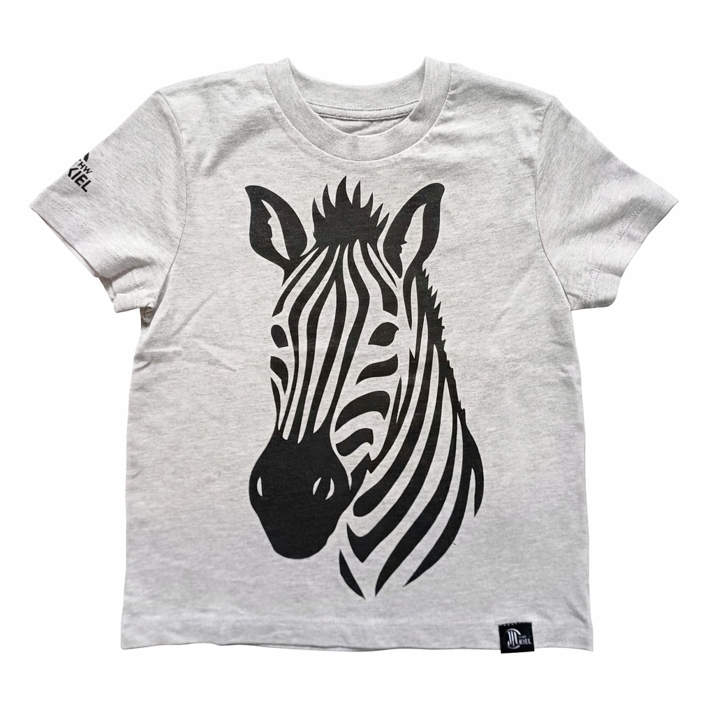 Das T-Shirt Kids Zebra ist ein hellgraues Kurzarm-Shirt für Kinder aus Bio-Baumwolle mit einer großen schwarzen Zebra-Grafik auf der Vorderseite, einem kleinen schwarzen Anhänger am Saum und einem Zebra-Text auf dem linken Ärmel.