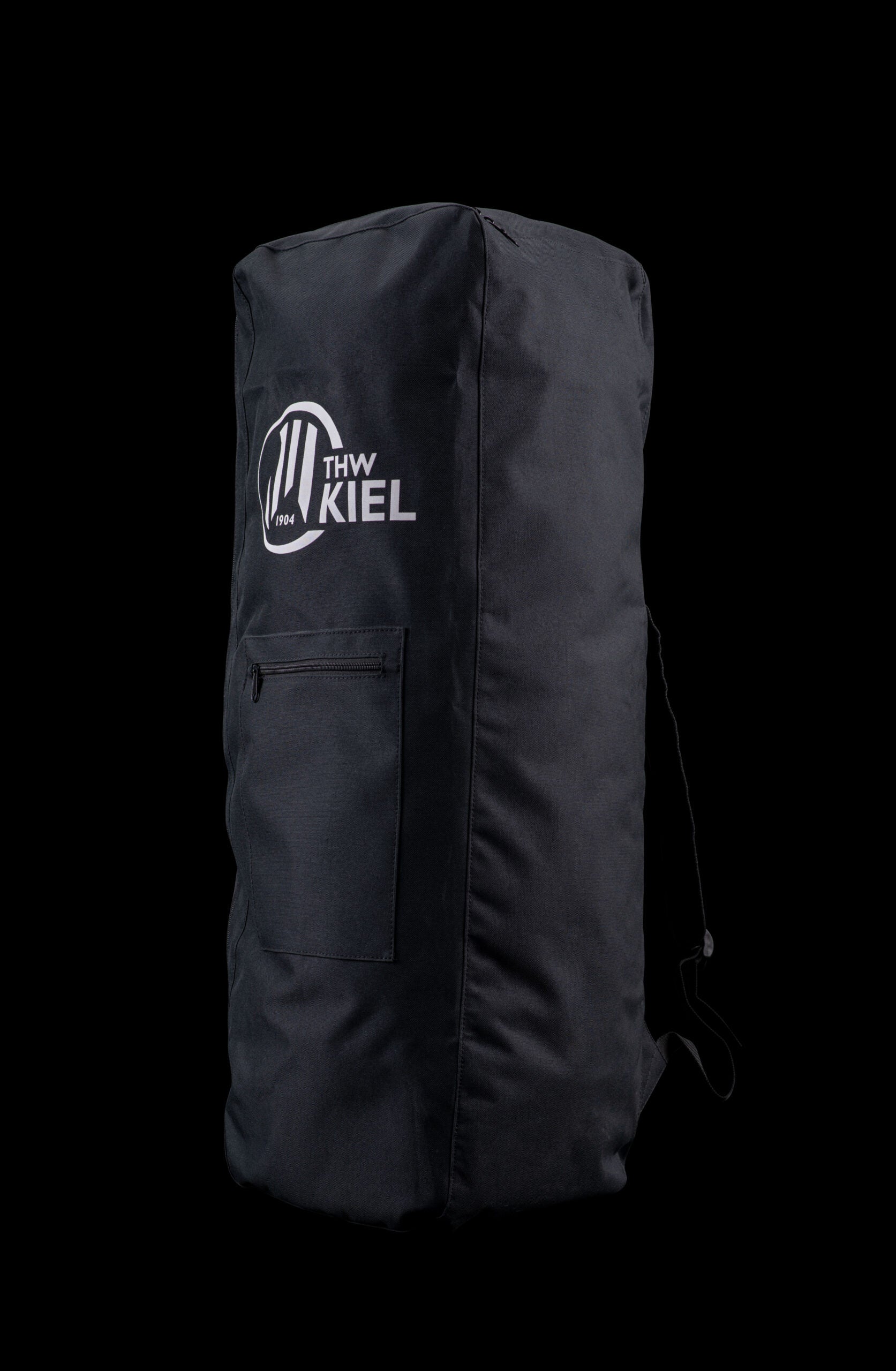 Der THW Kiel SUP limitiert ist ein geräumiger, schwarzer Seesack mit Seitentasche, Schultergurt und weißem THW Kiel Logo - ideal für den Transport Ihrer Ausrüstung oder Ihrer wichtigsten Utensilien bei Ihrem nächsten Stand-Up-Paddling-Abenteuer.
