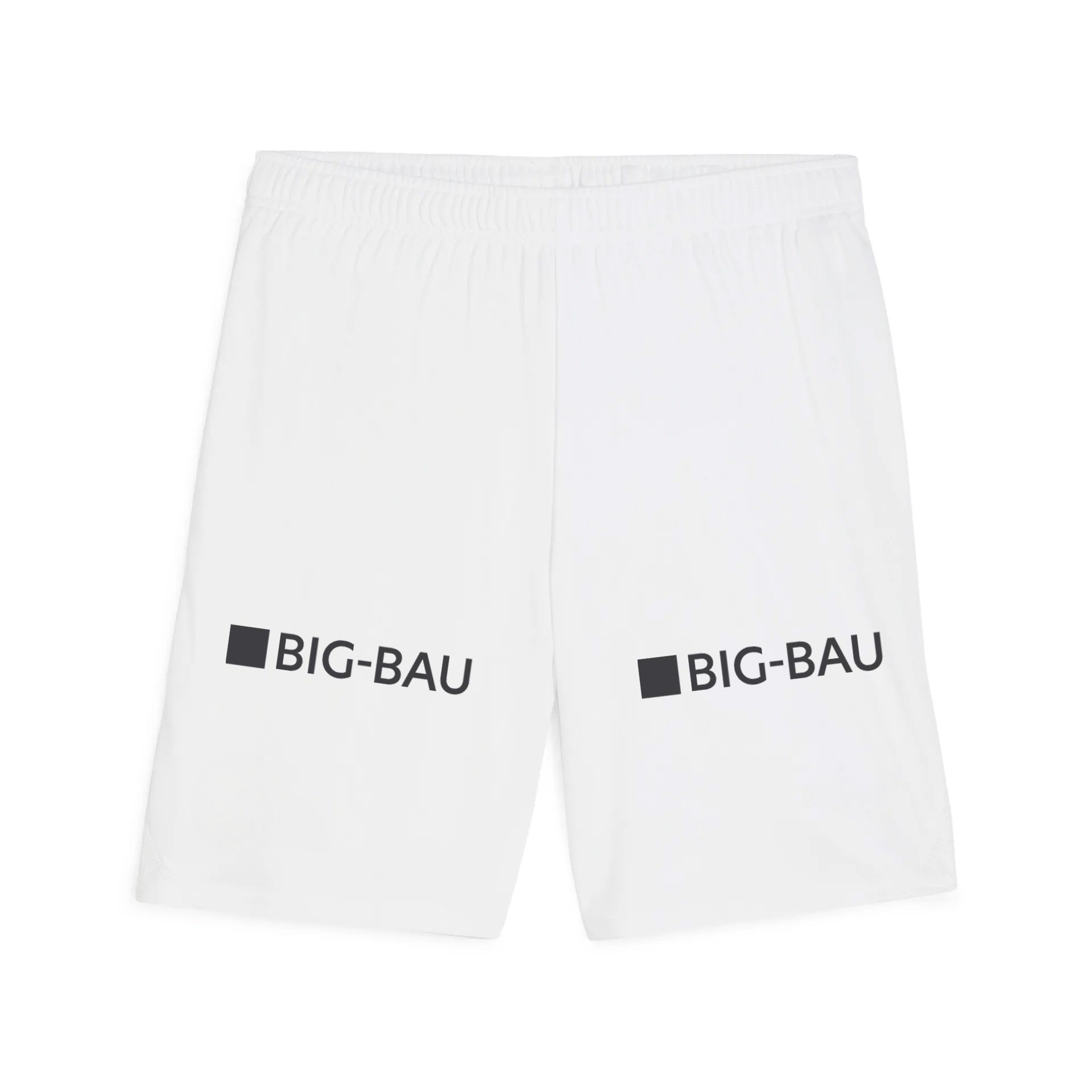 Die THW Kiel 25-26 Trikotshorts Home by PUMA in Weiß hat einen elastischen Bund, den Schriftzug "BIG-BAU" und ein schwarzes Quadrat auf jedem Bein. Die Shorts sind auf einem schlichten weißen Hintergrund abgebildet.