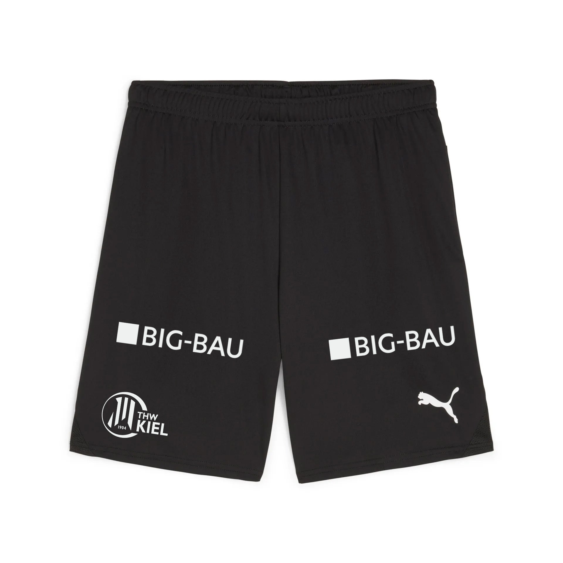 Die THW Kiel 25-26 Trikotshorts Away PUMA Black hat einen doppelten BIG-BAU-Aufdruck auf der Vorderseite, weiße Puma- und THW Kiel-Logos auf dem linken Bein, einen elastischen Bund und keinen sichtbaren Kordelzug - die offizielle schwarze Bundesliga-Shorts.