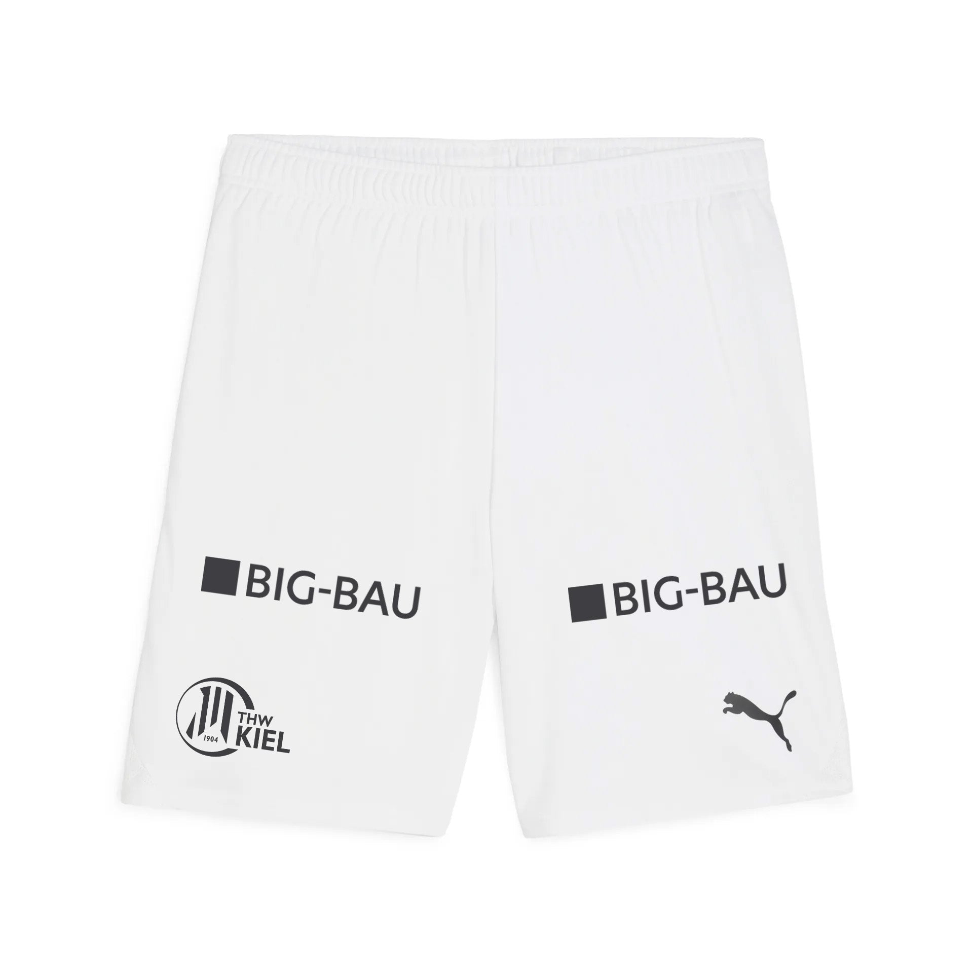 Die THW Kiel 25-26 Trikotshorts Home von PUMA in Weiß zeigen das Puma-Logo, BIG-BAU Sponsorenlogos auf beiden Beinen und das THW Kiel Handballteam-Logo auf dem linken Bein - Bundesliga-Stil pur.