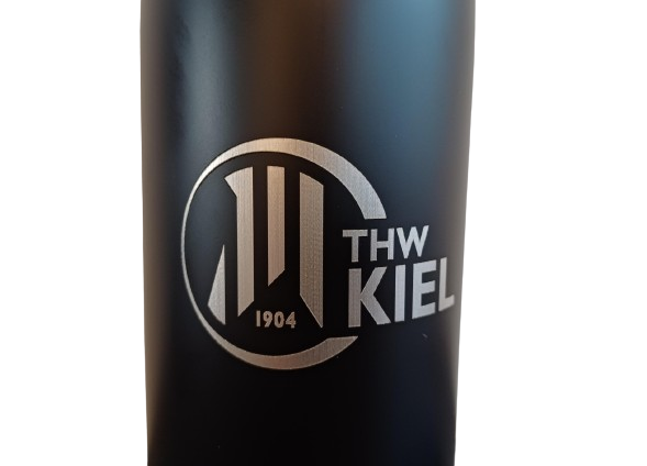Eine Nahaufnahme der Trinkflasche Edelstahl 790ml schwarz zeigt das silberne THW Kiel 1904 Logo und den Schriftzug in einem kreisförmigen, fettgedruckten Design.