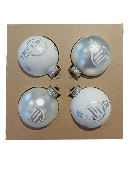 Das Weihnachtsbaumkugeln 4er Set Weiß & Silber (7cm) besteht aus zwei weißen und zwei silbernen Ornamenten, jeweils mit dem THW Kiel-Logo und festlichen Schneeflocken, angeordnet in einer quadratischen Pappschachtel.