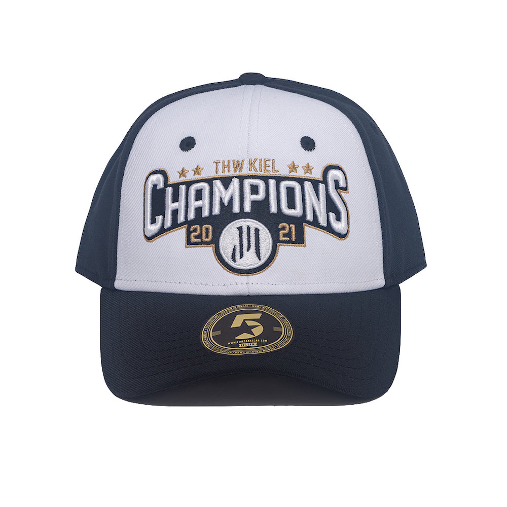 Das Cap "CHAMPIONS" schwarz-weiß verfügt über eine "CHAMPIONS 2021"-Stickerei, ein rundes Logo, einen goldenen Sticker auf der Krempe und einen klassischen Snapback-Stil - ein ideales 2021 Champions-Merchandise für jeden Fan.