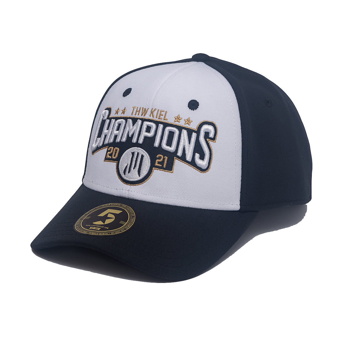 Die Cap "CHAMPIONS" schwarz-weiß hat eine CHAMPIONS 2021-Stickerei, goldene Sterne, ein rundes Logo auf der Krempe und ein klassisches Snapback-Styling für einen sportlichen Look.