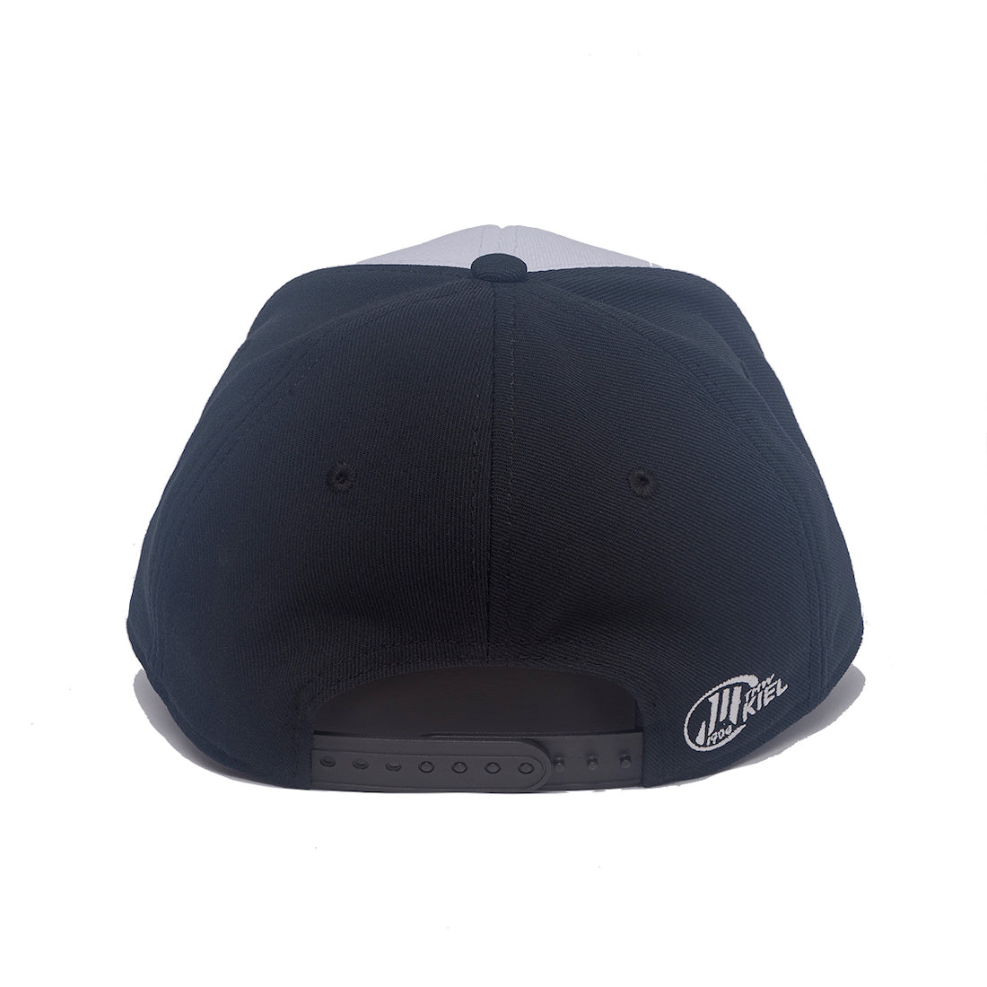 Eine schwarz-weiße Cap "CHAMPIONS" mit verstellbarem Riemen und kleinem weißen THW Kiel-Logo auf der Rückseite - ideal für Fans, die den Meister 2021 feiern.