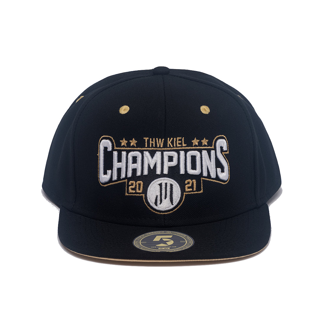 Die Snapback Cap "CHAMPIONS" schwarz zeigt "THW Kiel Champions 2021" in weiß-goldener Stickerei, Sterne, ein Frontlogo und einen runden Sticker auf der flachen Krempe - ideal als Fanmütze für leidenschaftliche THW Kiel-Anhänger.