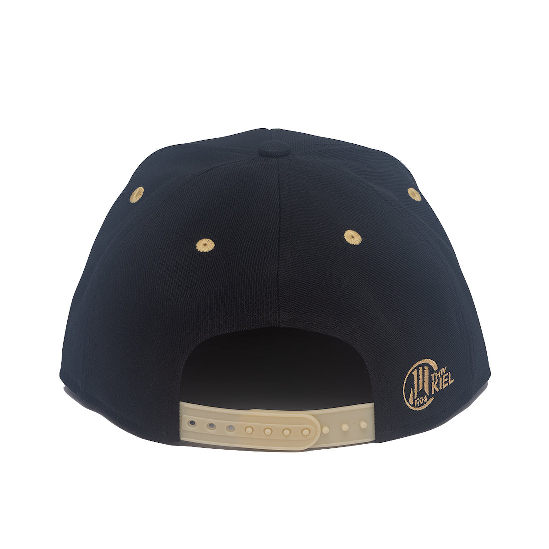 Die Snapback Cap "CHAMPIONS" schwarz ist eine schwarze, flache Snapback-Mütze mit einem beigen, verstellbaren Riemen, beigen Ösen und einem goldfarbenen, gestickten Champions 2021-Logo an der rechten unteren Seite der THW Kiel Kappe.