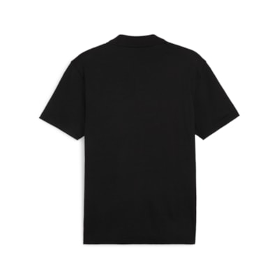Das teamFINAL Casuals Polo PUMA Black ist ein schlichtes, schwarzes Kurzarm-Polo aus Baumwoll-Polyester, das von hinten auf weißem Grund zu sehen ist und dezente Schulterapplikationen aufweist.