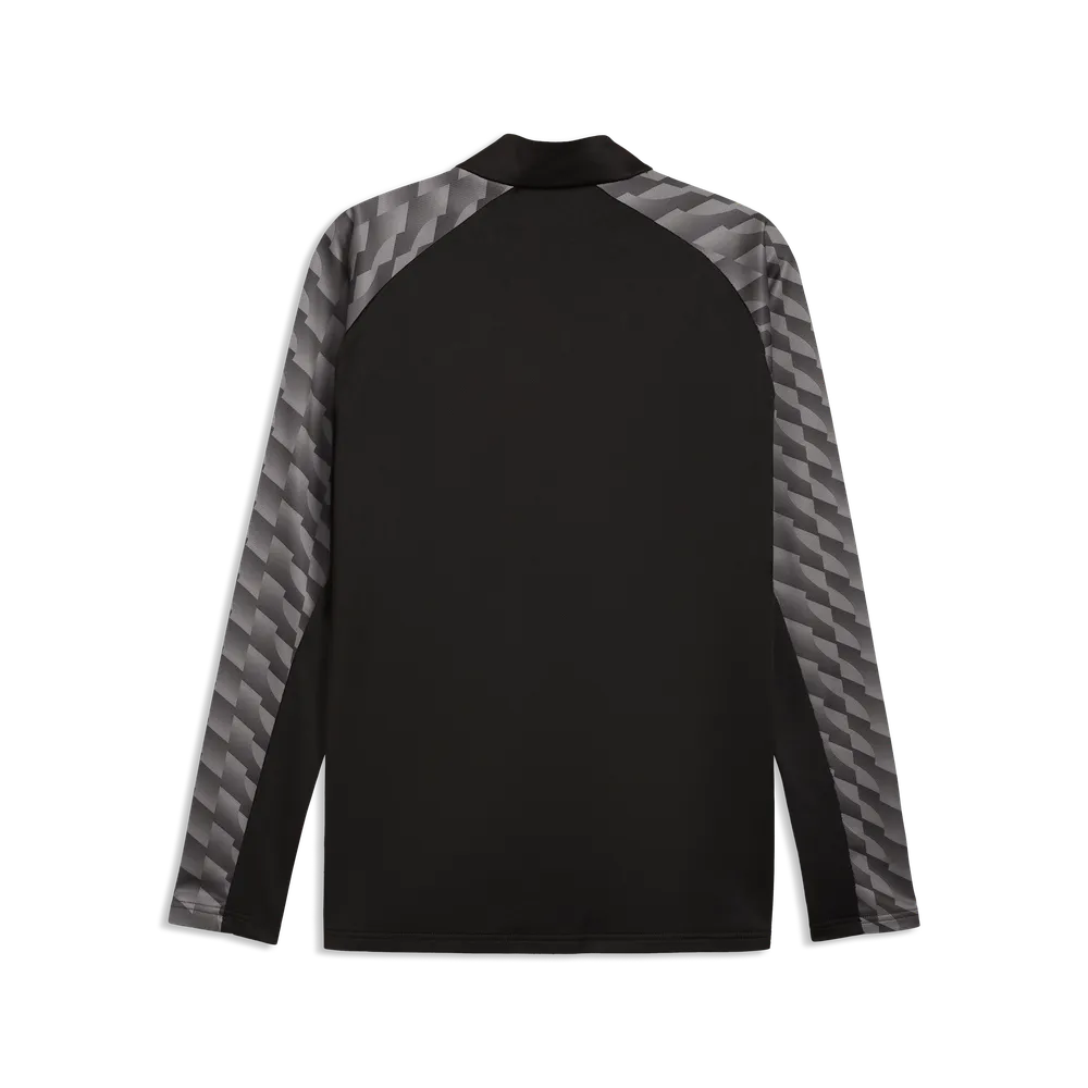 Rückansicht eines teamLIGA26 Training 1/4 Zip Top von PUMA, hergestellt aus recyceltem Polyester, mit schwarzen und grauen Ärmeln und Schultern mit geometrischem Muster, flach auf einem weißen Hintergrund liegend.