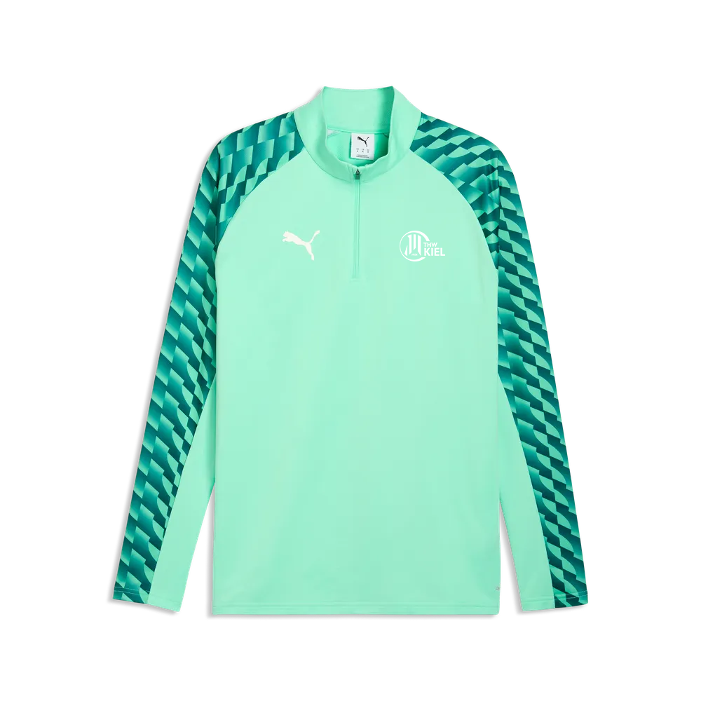 Das TeamLIGA26 Training 1/4 Zip Top ist ein hellgrünes PUMA-Langarmshirt aus recyceltem Polyester mit dunkelgrünen, geometrisch gemusterten Ärmeln, einem weißen PUMA-Logo auf der rechten Brustseite und einem runden Kiel-Emblem auf der linken Seite.