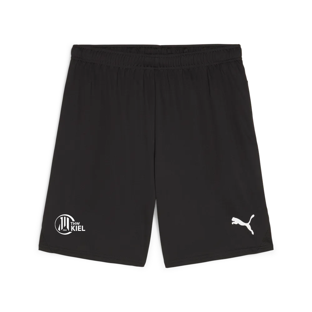 Die teamGOAL Shorts Jr aus recyceltem Polyester verfügen über einen elastischen Bund, das THW Kiel-Logo auf der linken Seite und das PUMA-Logo auf der rechten Seite – beide vor weißem Hintergrund.
