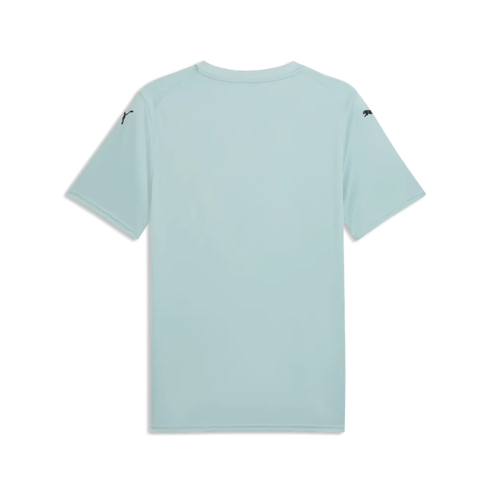 Das teamFINAL Graphic Jersey Jr ist von hinten in Hellblau gehalten und verfügt über kleine schwarze PUMA-Logos auf jeder Schulter. Dieses sportliche Kurzarm-Shirt besticht durch ein schlichtes, klares Design ohne sichtbare Muster oder Grafiken und ist aus recyceltem Polyester gefertigt, was ihm eine umweltfreundliche Note verleiht.