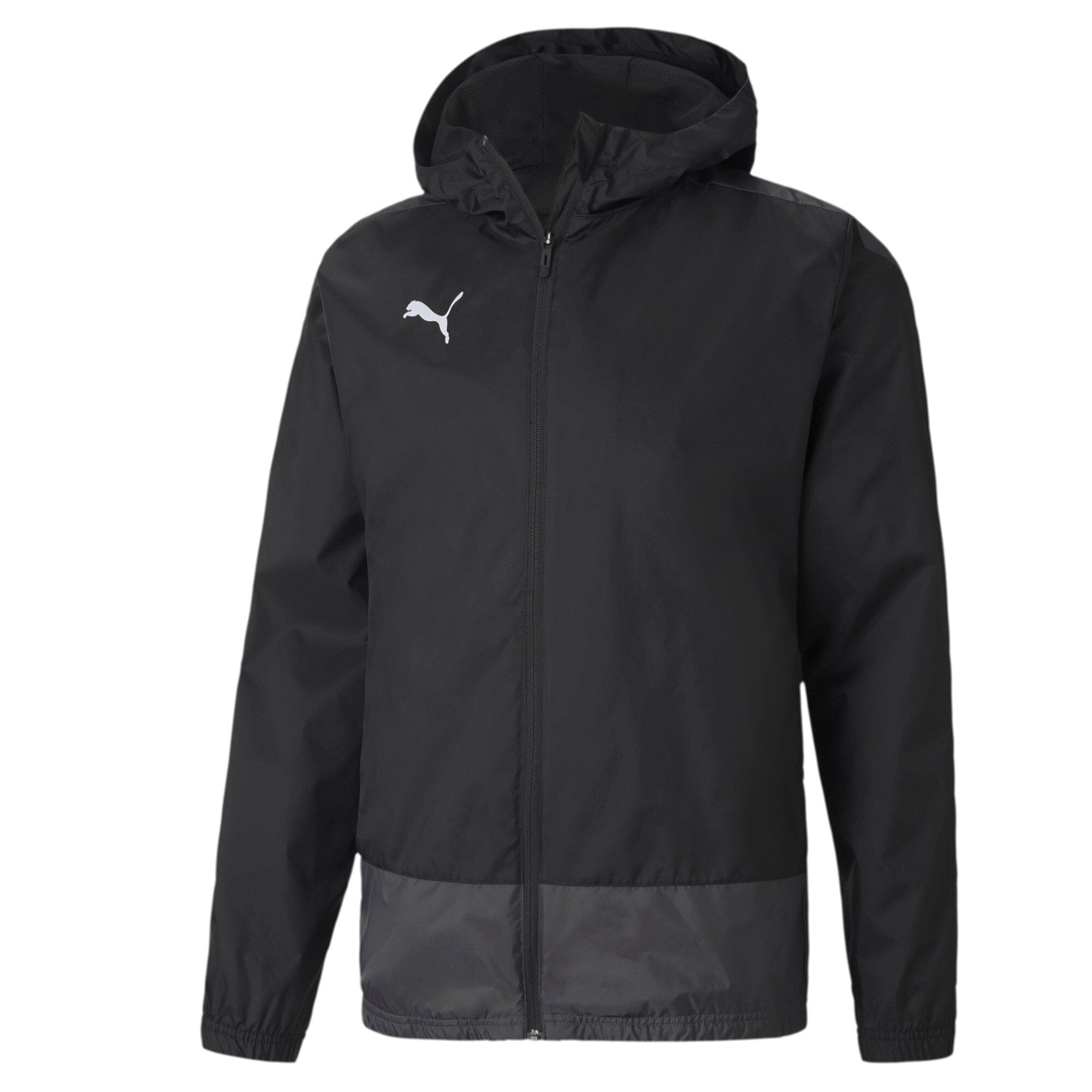 Die teamGOAL 23 Training Rain Jacket Black von Puma verfügt über eine Kapuze, einen Frontreißverschluss, ein weißes Puma Logo auf der linken Brust, lange Ärmel und einen dezenten helleren Farbton am unteren Saum - ideal für unvorhersehbares Wetter.