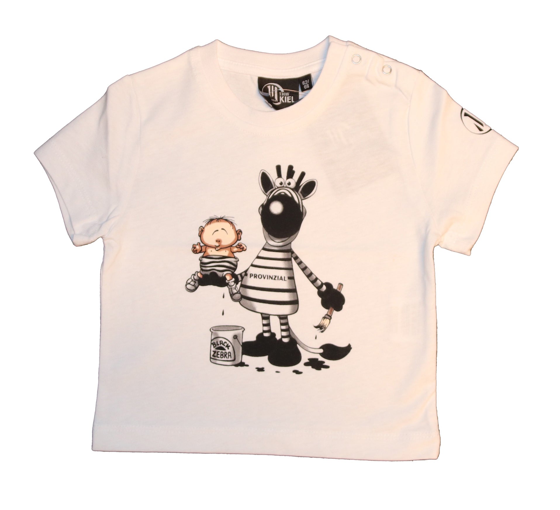 Baby T-Shirt Hein Daddel: Weißes Kleinkind-T-Shirt mit einem Cartoon-Mini-Zebra, das ein Baby-Zebra hält, beide mit schwarzen und weißen Streifen, neben einer Farbdose mit der Aufschrift BLACK ZEBRA. Ideal für Babys, die verspielte Designs lieben!.
