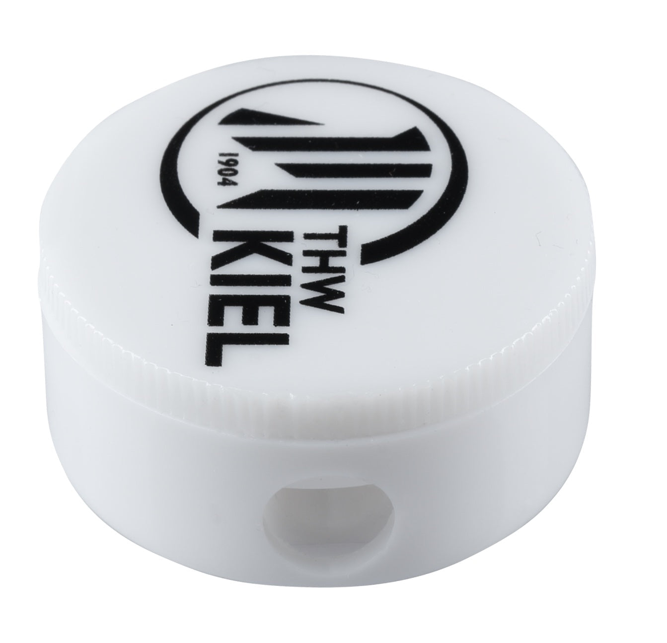 Der Bleistiftspitzer weiß ist ein runder, weißer Kunststoffspitzer mit der Aufschrift "THW KIEL 1904" und einem Logo auf der Oberseite. Er verfügt über ein kleines Loch an der Seite, wodurch er leicht an Ihrem Mäppchen befestigt werden kann.