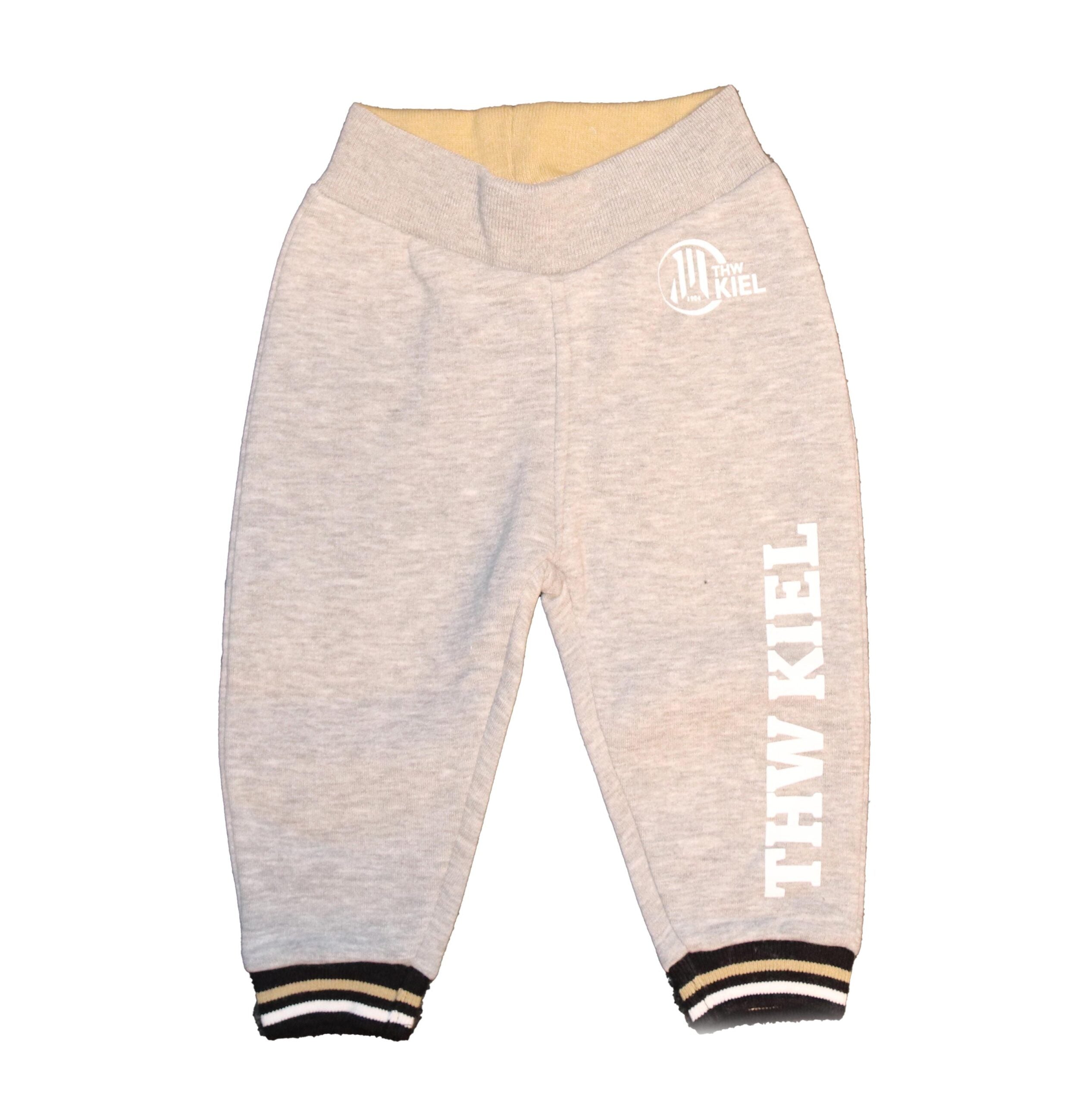 Die Babyhose "THW Kiel" ist eine hellgraue Babyhose für Nachwuchs-Fans mit schwarz-weiß gestreiften Bündchen, THW KIEL in weiß auf einem Bein und einem kreisrunden Logo am Bund - die perfekte Wahl für junge Handball-Bundesliga-Fans.