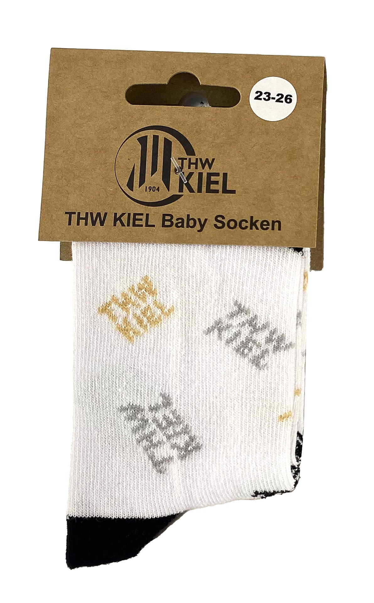 Ein Paar weiße rutschfeste Babysocken "THW KIEL" mit schwarzem und goldenem Schriftmuster, verpackt mit braunem Etikett und Größenaufkleber 23-26 - das perfekte Geschenk für Babys.