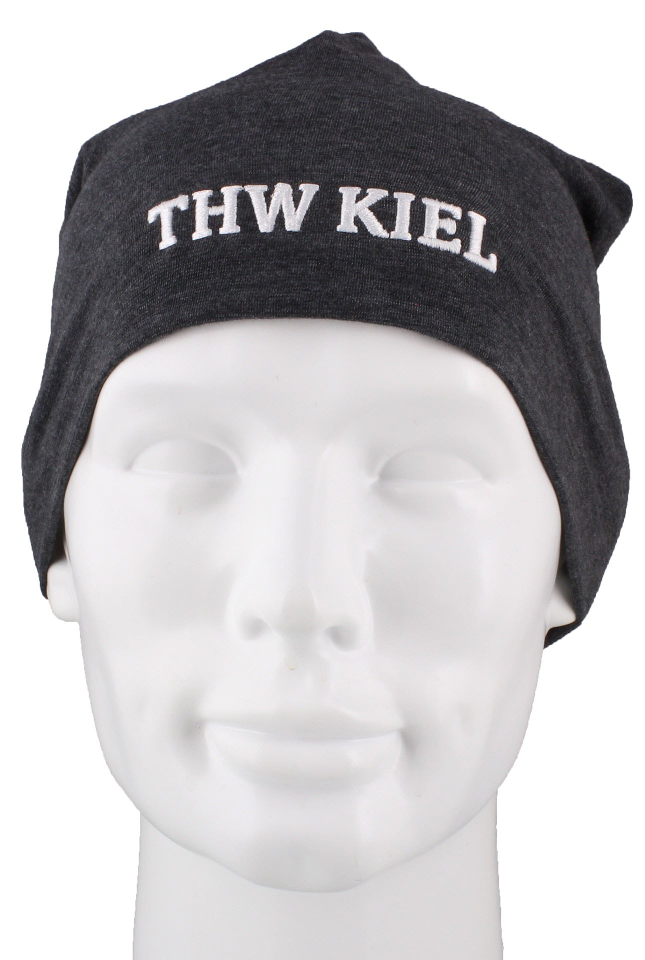 Eine anthrazitfarbene Beanie aus Baumwolle mit weißer Stickerei "THW KIEL", abgebildet auf einem weißen Schaufensterkopf.
