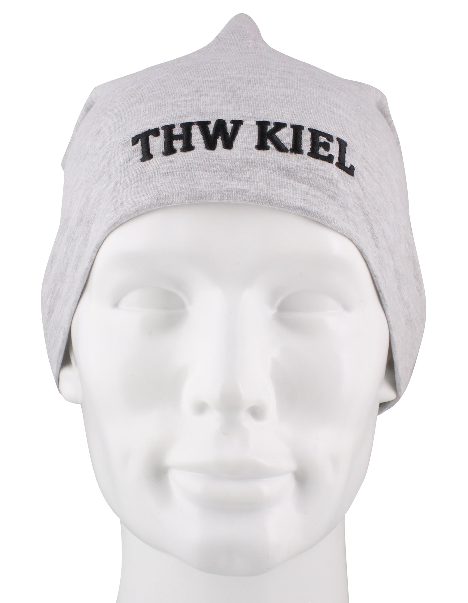 Die hellgraue Beanie ist auf einem Schaufensterkopf ausgestellt, auf der Vorderseite ist in schwarzer Farbe "THW KIEL" eingestickt.