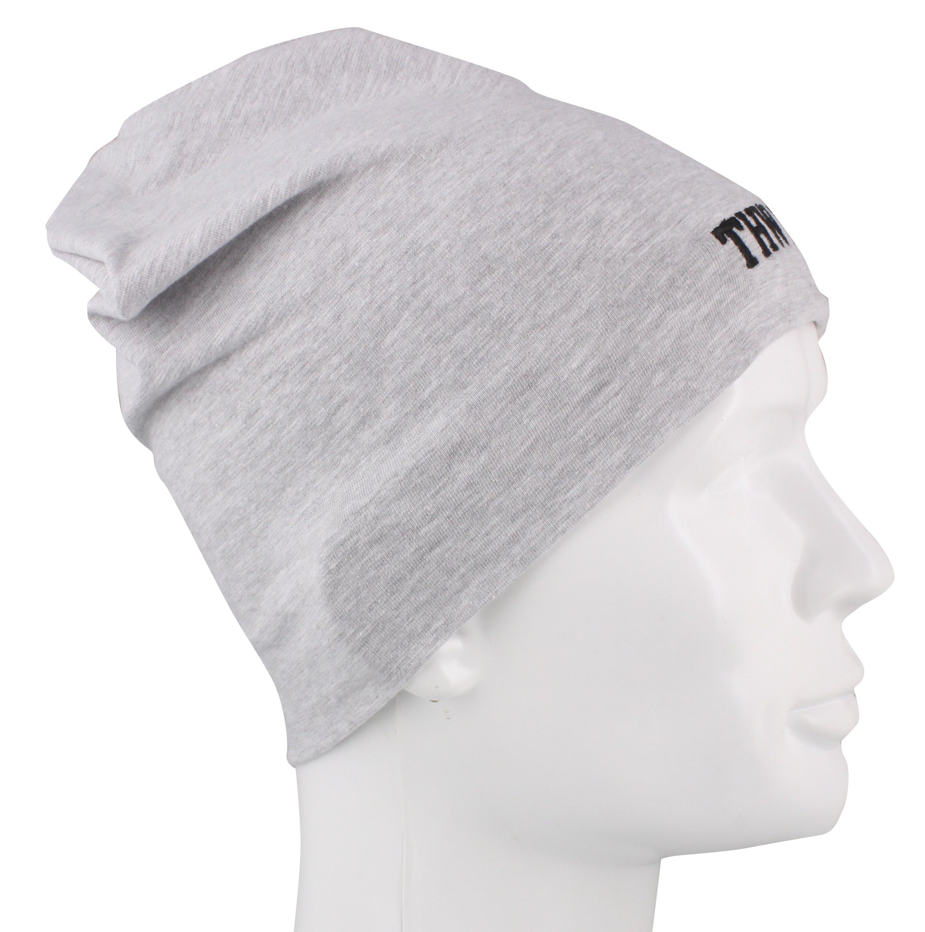 Ein weißer Mannequin-Kopf im Profil trägt die Beanie hellgrau, mit teilweise sichtbarem schwarzen THW KIEL-Schriftzug an der Seite.