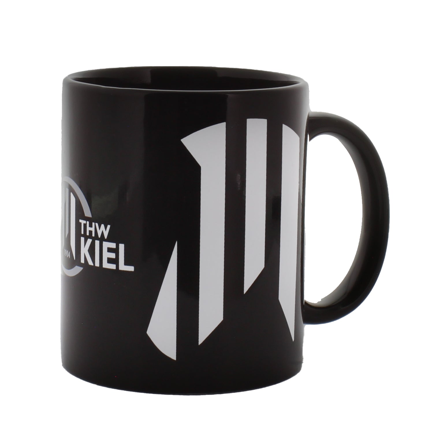 Ein schwarzer Becher Zebrakopf mit auffälligen weißen geometrischen Mustern und dem Text THW KIEL an der Seite.