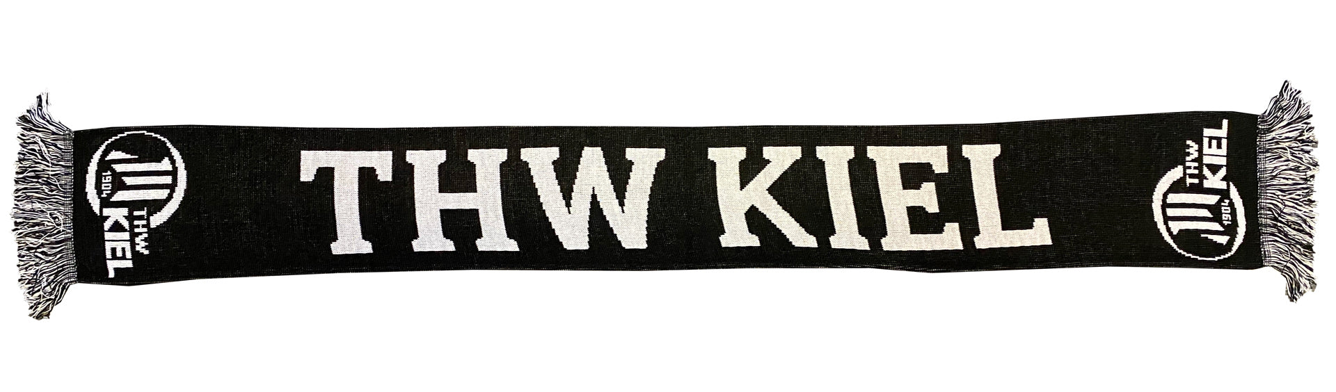 Der Schal Classic THW KIEL schwarz ist ein stylischer Fanartikel mit großen weißen THW KIEL-Lettern, Vereinslogo an beiden Enden und weißen Fransen als Designakzent.