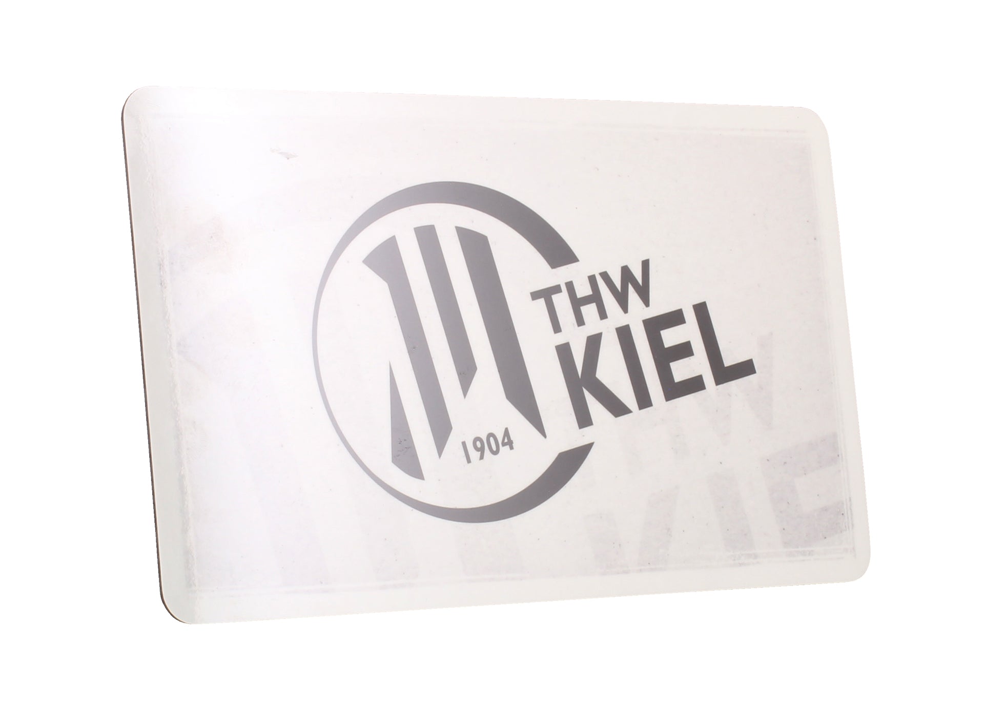 Dieses Frühstücksbrettchen zeigt das THW Kiel-Logo, fette diagonale Linien, "THW KIEL" in Großbuchstaben und die Jahreszahl 1904 - alles in Graustufen auf Weiß. Ideal als Handball-Fanartikel oder THW Kiel Frühstücksbrettchen.